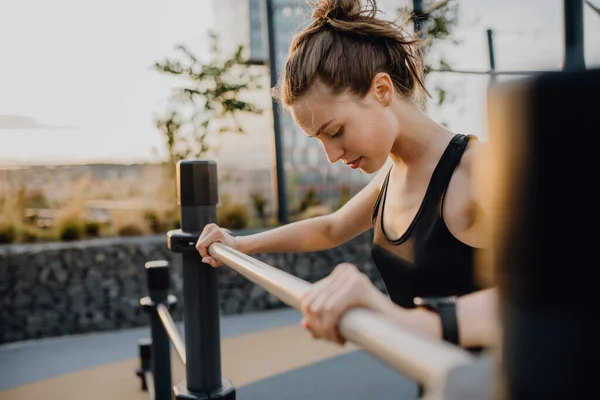 Şehir Parkında Egzersiz Yapan Mutlu Genç Bir Kadın — Stok fotoğraf