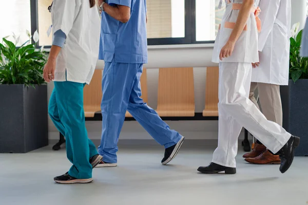 Hastane Koridorundaki Tıbbi Personelin Düşük Açılı Görüntüsü Her Gün Hastaları — Stok fotoğraf
