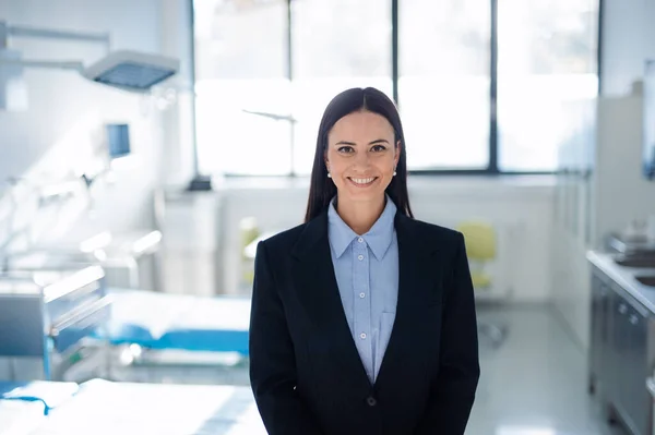 Porträtt Ung Kvinnlig Chef Ett Sjukhusrum — Stockfoto
