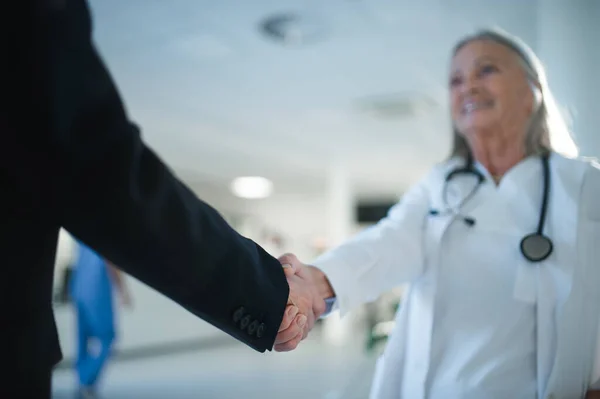Close Handshake Doctor Business Person — Foto Stock