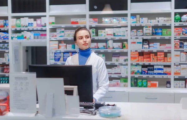 Portret Młodego Farmaceuty Sprzedającego Leki — Zdjęcie stockowe