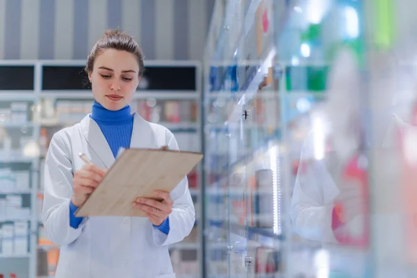 Молодой Фармацевт Проверяет Запасы Лекарств Аптеке — стоковое фото