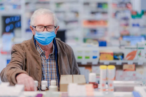 Starší Muž Vybírá Léky Lékárně — Stock fotografie