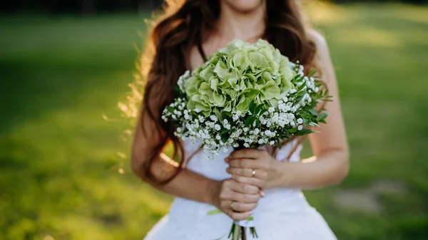 花嫁の花束のクローズアップ 牧草地の屋外 — ストック写真