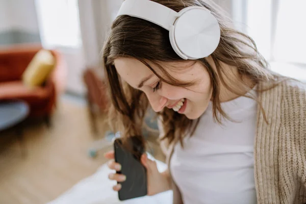 Young Woman Listening Music Trough Headphones Apartment — Stock Photo, Image
