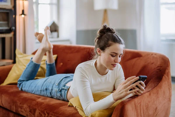 Jeune Femme Faisant Défiler Son Smartphone Dans Appartement — Photo