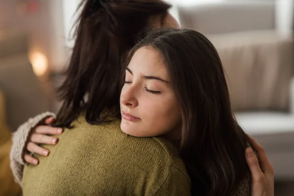 Jovem Adolescente Abraçando Sua Mãe Casa — Fotografia de Stock