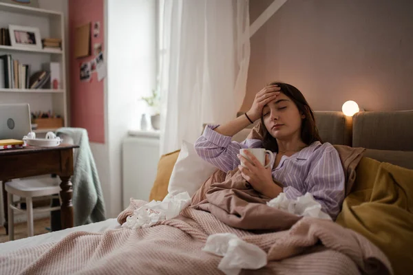 Gadis Remaja Sakit Berbaring Tempat Tidur — Stok Foto