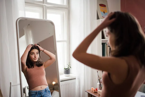 年轻的少女看着房间里的镜子 — 图库照片