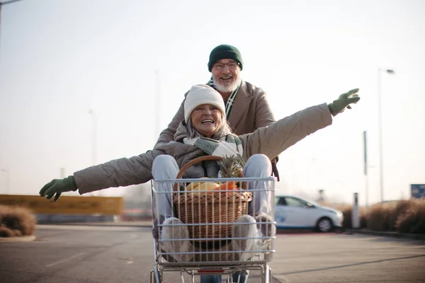 Senior Couple Going Home Grocery Store Having Fun — Stock Photo, Image