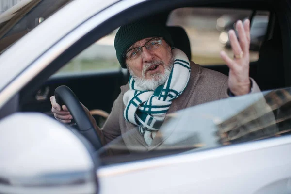 Naštvaný Starší Muž Řídí Auto Detailní Záběr — Stock fotografie