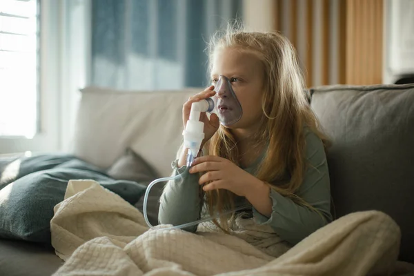 Little Menina Doente Usando Inalador Durante Gripe — Fotografia de Stock