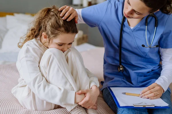 Junge Ärztin Kümmert Sich Krankenhauszimmer Kleines Mädchen — Stockfoto
