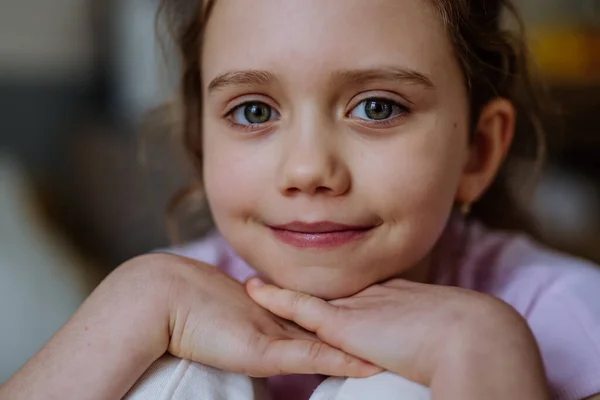 Porträt Eines Kleinen Mädchens Aus Nächster Nähe — Stockfoto