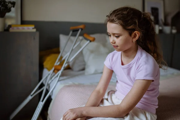 Маленька Нещасна Дівчинка Розбитою Ногою Сидить Ліжку Своїй Кімнаті — стокове фото