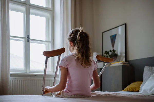 Kırık Bacaklı Küçük Bir Kızın Arka Görüntüsü Odasında Bir Yatakta — Stok fotoğraf