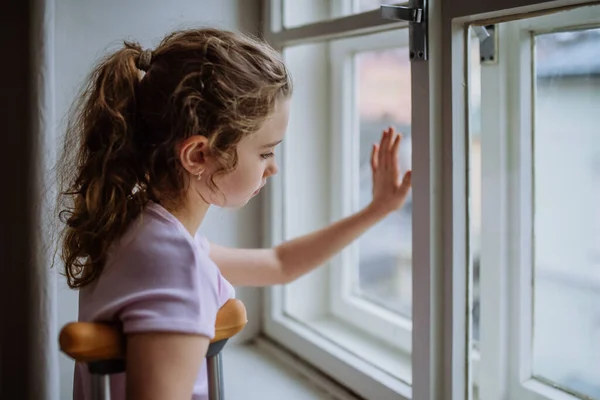 Kleines Mädchen Mit Gebrochenem Bein Blickt Durchs Fenster — Stockfoto