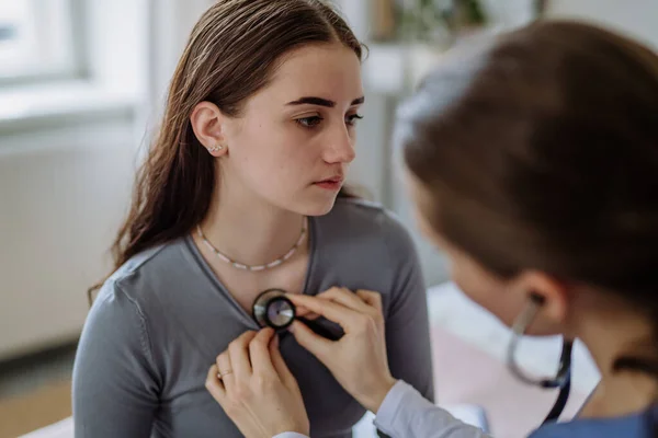 Junger Arzt Untersucht Ein Teenager Mädchen Ihrem Büro — Stockfoto