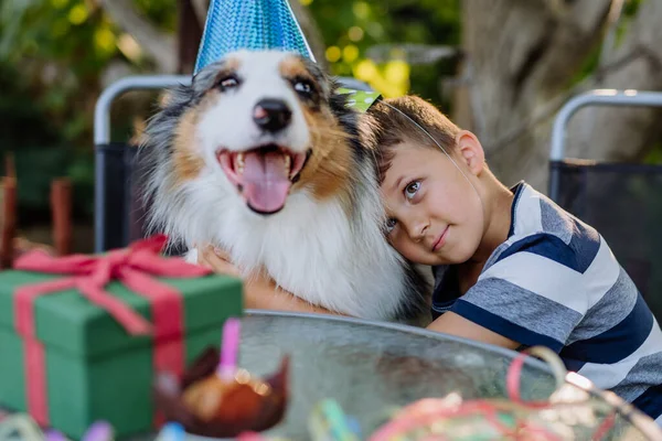Kleine Jongen Zijn Hond Verjaardagsfeest — Stockfoto