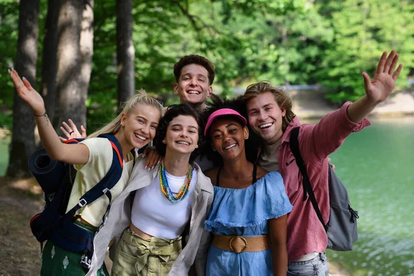 Retrato Grupo Jovens Amigos Viagem Acampamento Perto Lago Verão — Fotografia de Stock