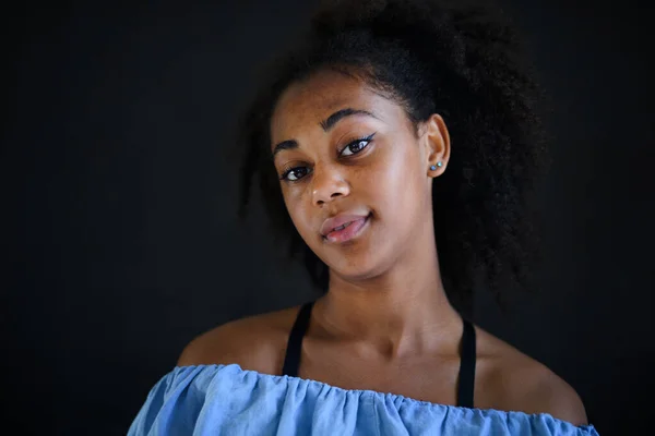 Μια Όμορφη Έφηβη Αφρο Αμερικανίδα Που Κοιτάει Την Κάμερα Και — Φωτογραφία Αρχείου