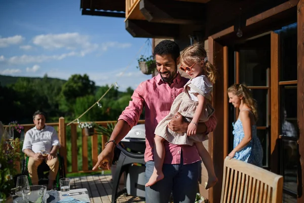 Mehrgenerationenfamilie Feiert Draußen Hinterhof Auf Der Terrasse — Stockfoto