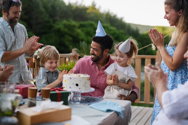 Doğum Gününü Kutlayan Çok Nesilli Bir Aile Avluda Bahçe Partisi — Stok fotoğraf