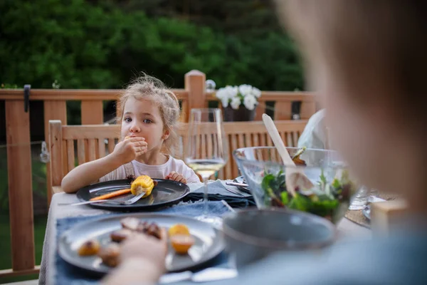Eine Familie Isst Bei Einer Grillparty Auf Der Terrasse Ein — Stockfoto