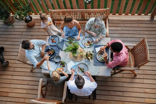 Una Vista Superior Familia Generaciones Comiendo Cena Fiesta Barbacoa Patio —  Fotos de Stock