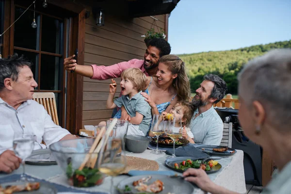 Mehrgenerationenfamilie Feiert Grillparty Und Macht Ein Selfie — Stockfoto