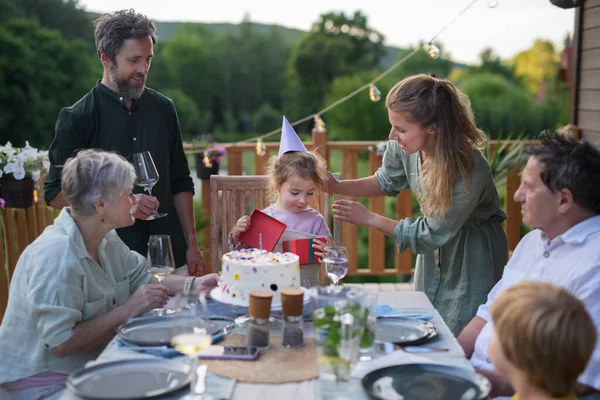 Eine Mehrgenerationenfamilie Feiert Geburtstag Und Feiert Gartenparty Draußen Hinterhof Auf — Stockfoto