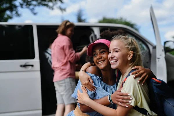 Багаторасові Молоді Друзі Подорожують Разом Машині Літні Канікули Свята Подорожі — стокове фото