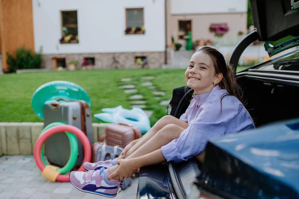 Kleines Mädchen Kofferraum Des Autos Bereit Für Den Familienurlaub — Stockfoto