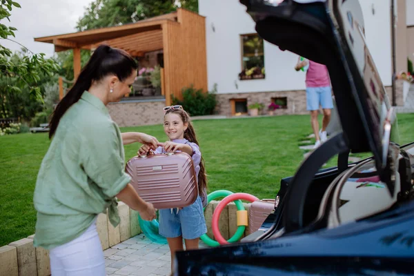 Mutlu Bir Aile Tatile Hazırlanıyor Bavullarını Bagaja Koyuyor Elektrikli Arabaları — Stok fotoğraf