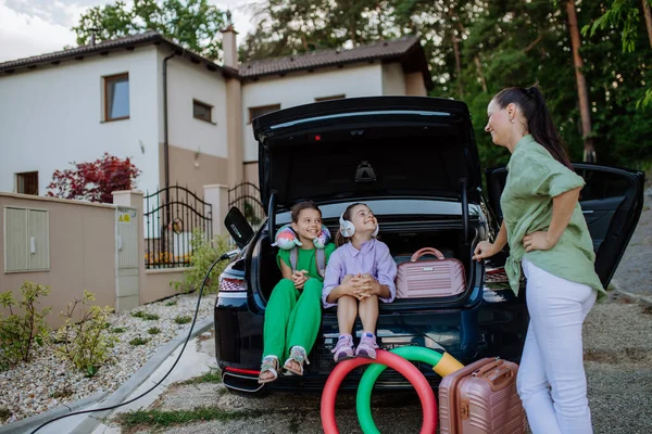 Irmãs Felizes Com Sua Mãe Sentada Porta Malas Carro Esperando — Fotografia de Stock