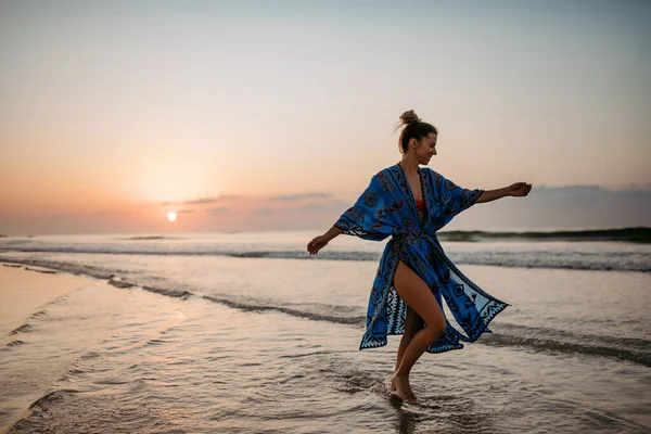 Young Woman Enjoying Time Sea — Stok Foto