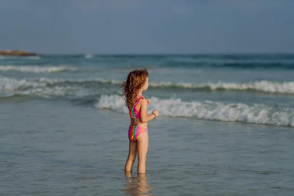 Gadis Kecil Berbaju Renang Berdiri Laut Menikmati Liburan Musim Panas — Stok Foto