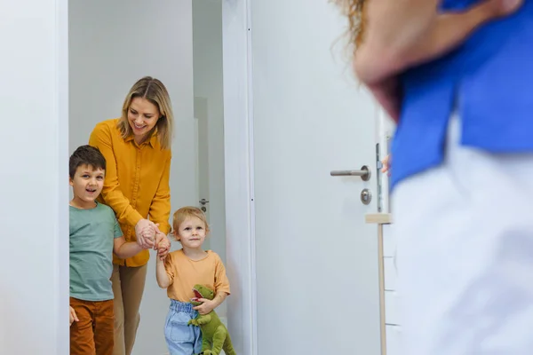 Мама Маленькі Діти Вітаються Багаторасовим Стоматологом Своєму Кабінеті — стокове фото