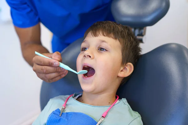 Portrait Garçon Liitle Lors Examen Dentiste — Photo