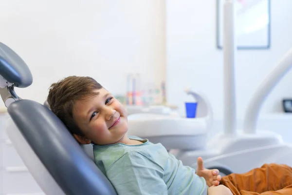 Portrait Petit Garçon Assis Sur Une Chaise Dentiste — Photo