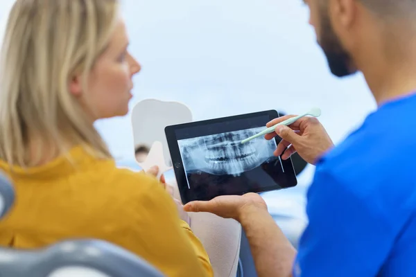 Dijital Tablette Hastaya Röntgen Taraması Gösteren Dişçinin Arka Görünümü — Stok fotoğraf