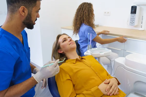 Οδοντιατρική Εξέταση Νεαρής Γυναίκας Οδοντιατρική Κλινική — Φωτογραφία Αρχείου