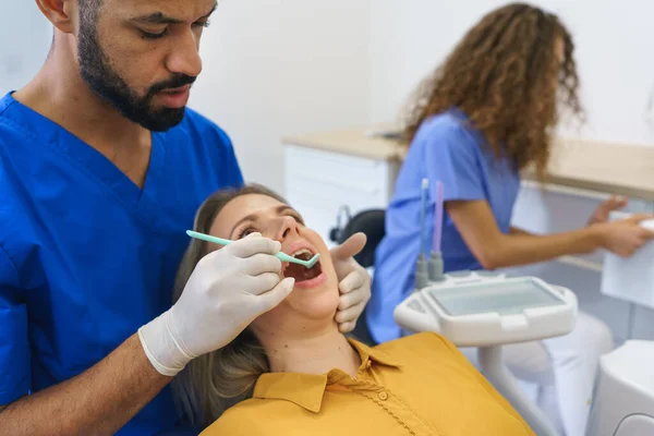 Exame Dentário Mulher Jovem Uma Clínica Odontológica — Fotografia de Stock