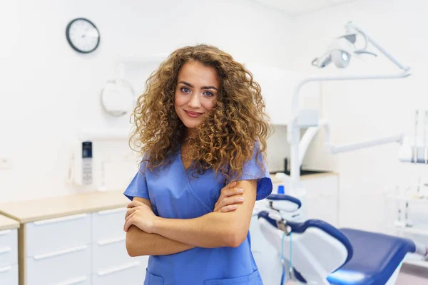 Porträtt Ung Kvinnlig Tandläkare Privat Tandvårdsklinik — Stockfoto