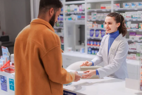 Apoteker Muda Menjual Obat Obatan Kepada Pelanggan — Stok Foto