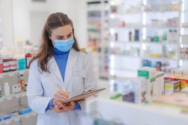 Молодой Фармацевт Проверяет Запасы Лекарств Аптеке — стоковое фото