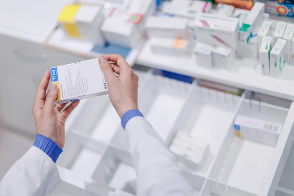 Close Pharmacist Holding Medicines Pharmacy — Stock Photo, Image