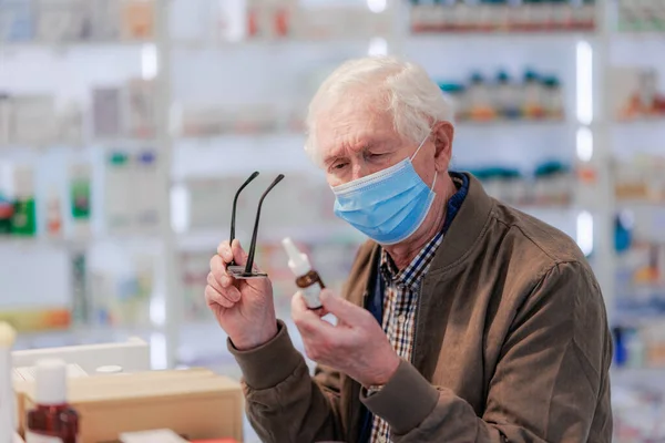 Starší Muž Vybírá Léky Lékárně — Stock fotografie