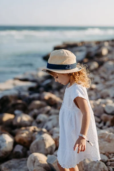 夏天穿夏装戴帽子的小女孩在海上享受暑假 — 图库照片