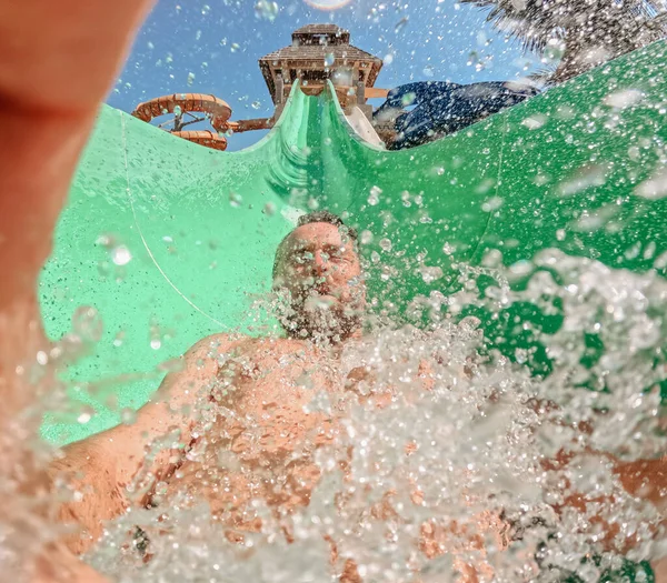 男子在滑水上的特写 享受夏天的时光 — 图库照片